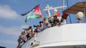 Activistes dalt d'un dels vaixells de la Global Sumud Flotilla (Gemma Sánchez Bonel, ACN)