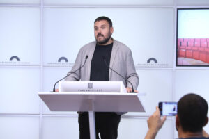 Andrés García Berrio parlant al Parlament de Catalunya sobre l'ús del gas pebre.