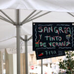 Un cartell d'un bar anunciant que tenen sangria en castellà (Berta Artigas Fontàs, ACN)