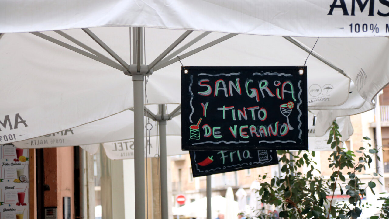 Un cartell d'un bar anunciant que tenen sangria en castellà (Berta Artigas Fontàs, ACN)