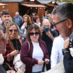 El conseller d'Empresa i Treball, Miquel Sàmper, saludant l'alcalde de Batea, Joaquim Paladella, a la festa del Vi de Gandesa (Jordi Marsal, ACN)