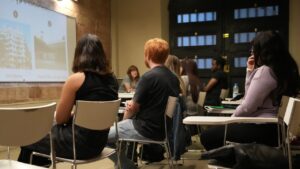 Diverses persones estudiant català en una classe del Consorci per a la Normalització Lingüística (Eli Don, ACN)