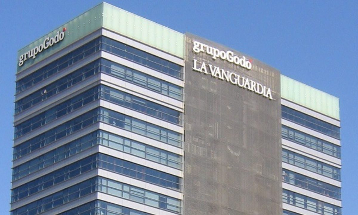 Edifici del Grup Godó amb el nom de La Vanguardia a la façana