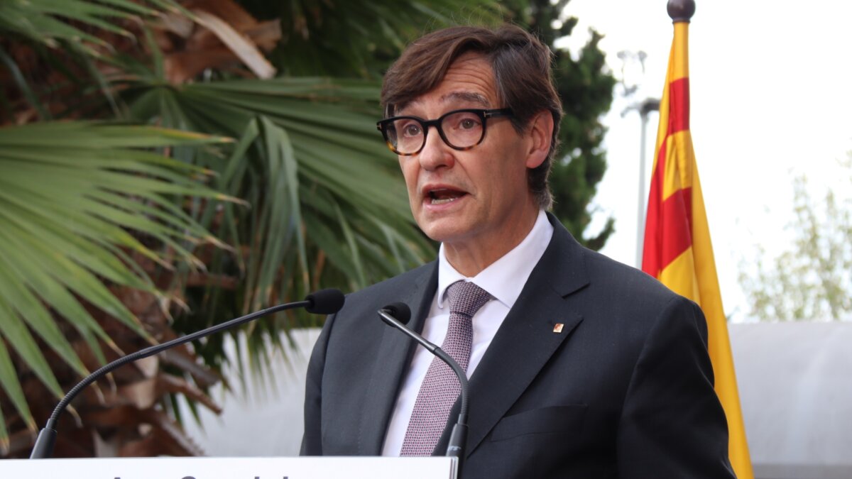 El president Salvador Illa intervé a l'acte central de l'Any Candel aquest divendres a Sant Adrià de Besòs (Nico Tomás, ACN)