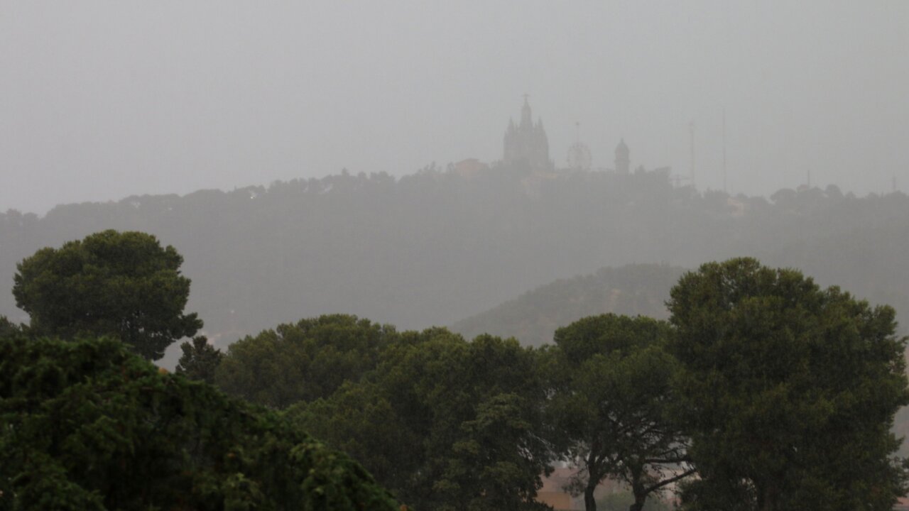 El Tibidabo en un moment de fortes pluges (Pere Francesch, ACN)