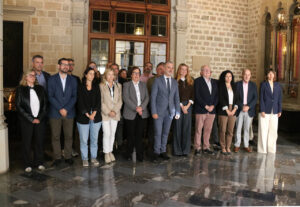 Jaume Collboni amb representants institucionals i comerciants a Barcelona