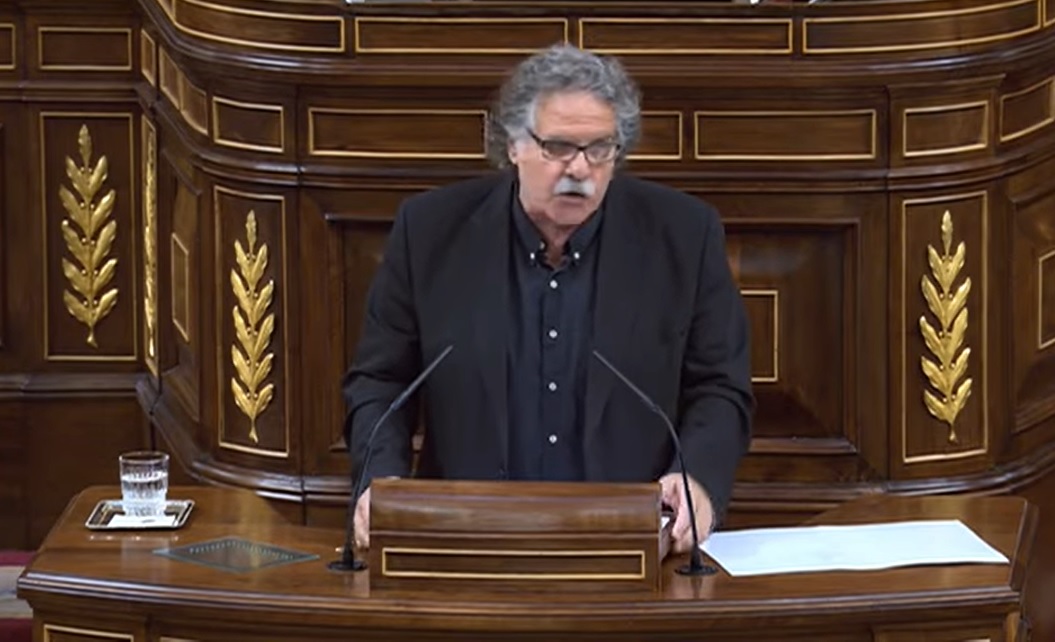 Joan Tardà parlant al Congrés dels Diputats durant una sessió.
