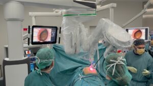 Moment d'una intervenció amb el robot (Hospital de Sant Pau, ACN)