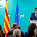 Puigdemont parlant davant de la bandera catalana i europea.