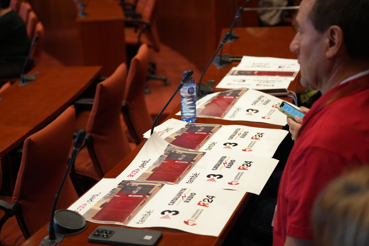 Representants dels treballadors amb cartells de TV3 i Catalunya Ràdio