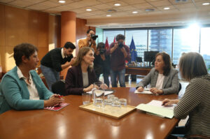 Reunió entre la consellera Sílvia Paneque i diputades dels Comuns al Parlament.