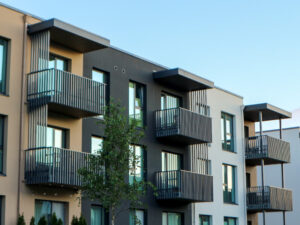 Imatge d'un edifici amb balcons que representa habitatge.