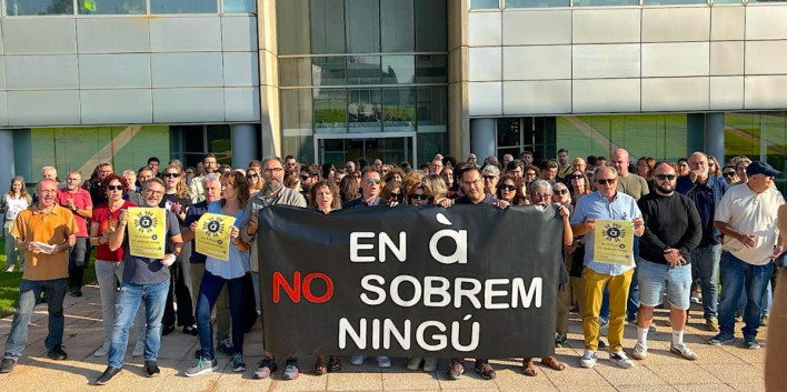 Treballadors d'À Punt manifestant-se davant la televisió autonòmica